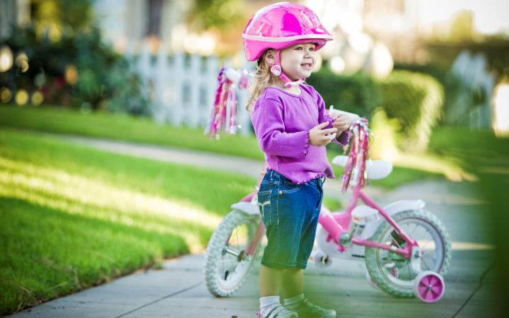 copil pe bicicletă într-o cască