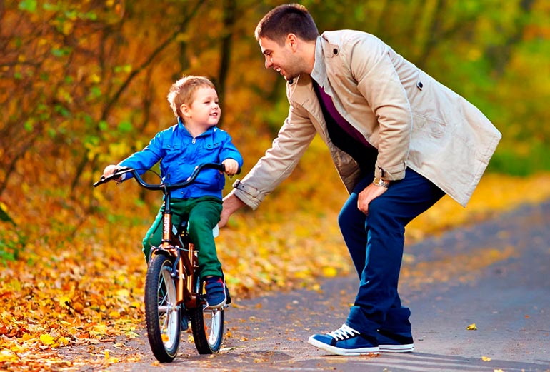 el nen aprèn a anar en bicicleta
