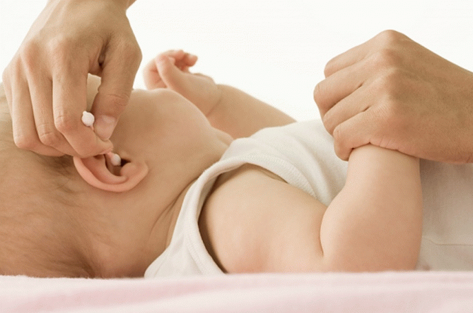 cura dell'orecchio neonato