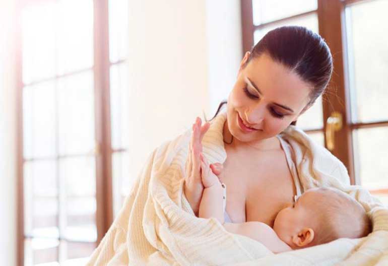 donna che allatta al seno un bambino