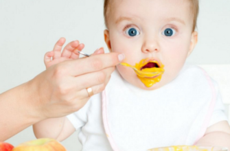 csecsemőt etetni
