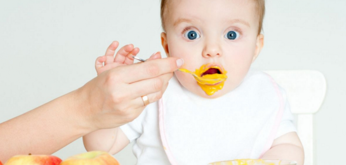 alimentando a un bebé