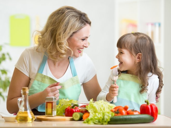 moeder en kind koken groenten