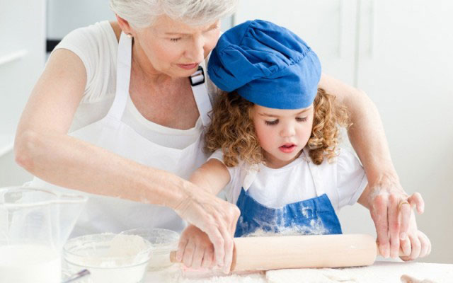 grand-mère-cuisinier-avec-petite-fille