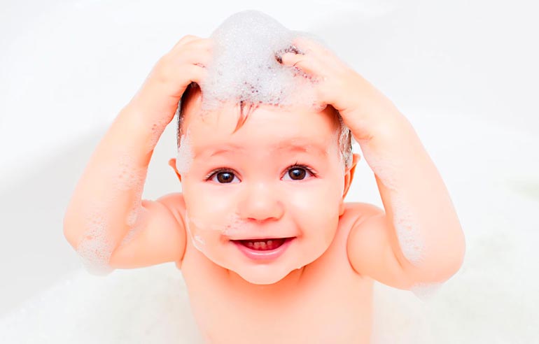 cómo lavar la cabeza de un niño