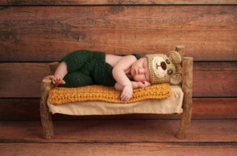 copilul doarme în fotoliul frumos de pătuț