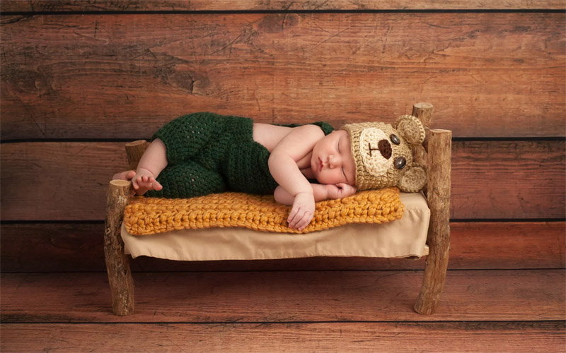 Baby schläft in der Krippe schönes Foto