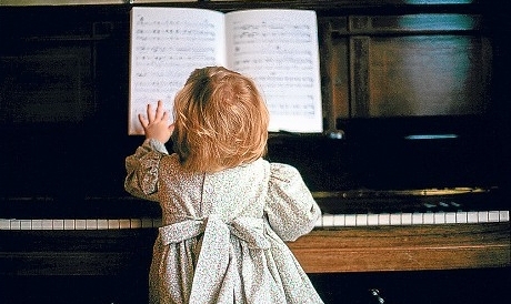 vaikas prie fortepijono