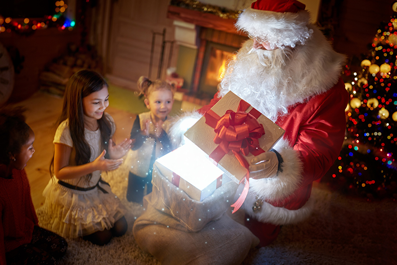Święty Mikołaj daje prezenty