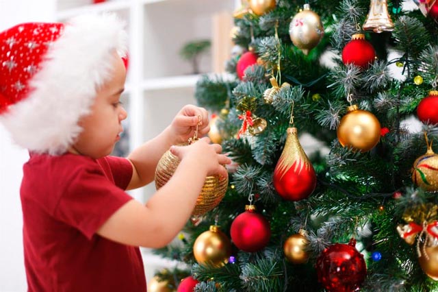 Kalėdų eglutė bute, kuriame yra maži vaikai