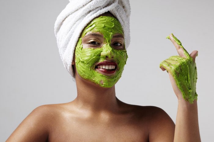 kvinde med en grøn maske på hendes ansigt