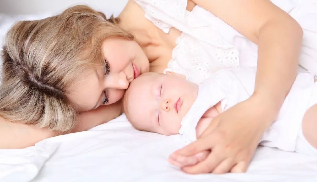 το μωρό κοιμάται με τη μαμά