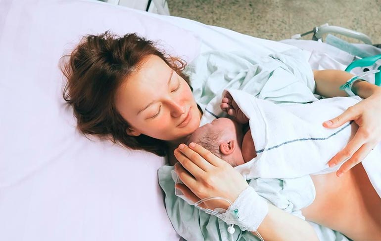 motina su kūdikiu po gimdymo