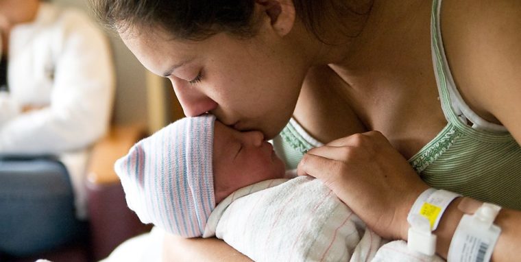 madre con bambino in ospedale di maternità