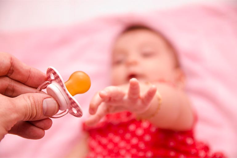 cómo destetar a un bebé de un muñeco
