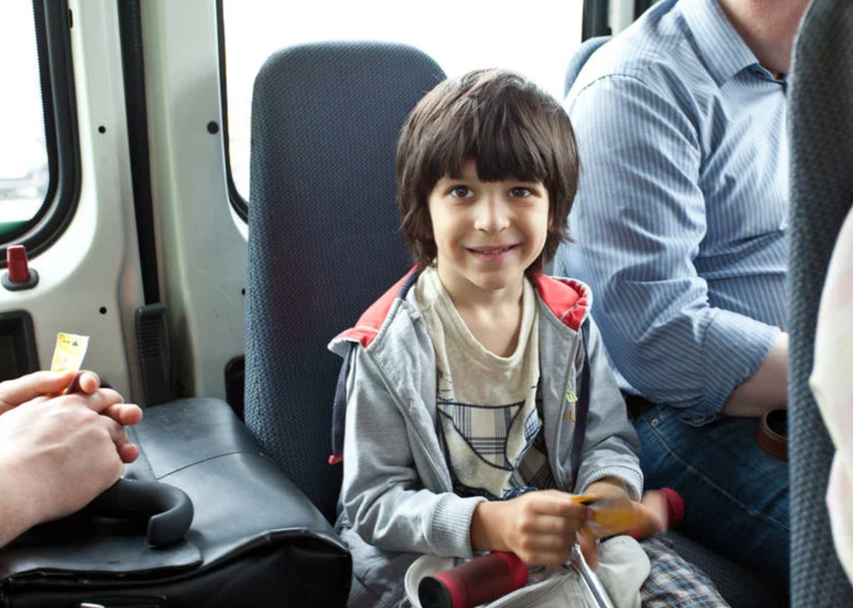 i bambini nel trasporto pubblico dovrebbero sedere