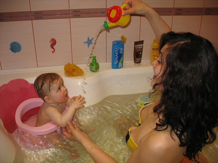 baignade commune avec le bébé dans la salle de bain