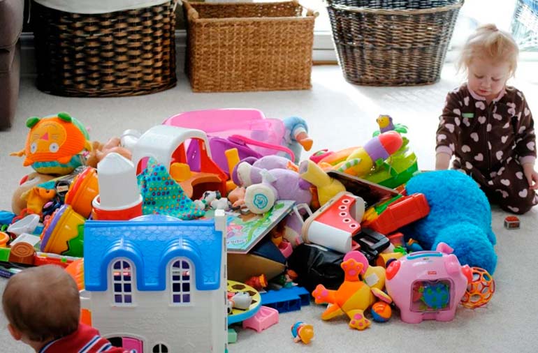 Bir çocuğa oyuncaklarını temizlemeyi öğretme