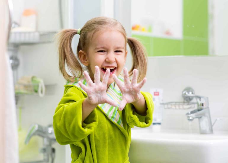 kaip išmokyti vaiką plauti rankas