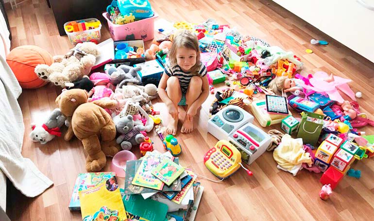 Как да научим дете да чисти играчките си
