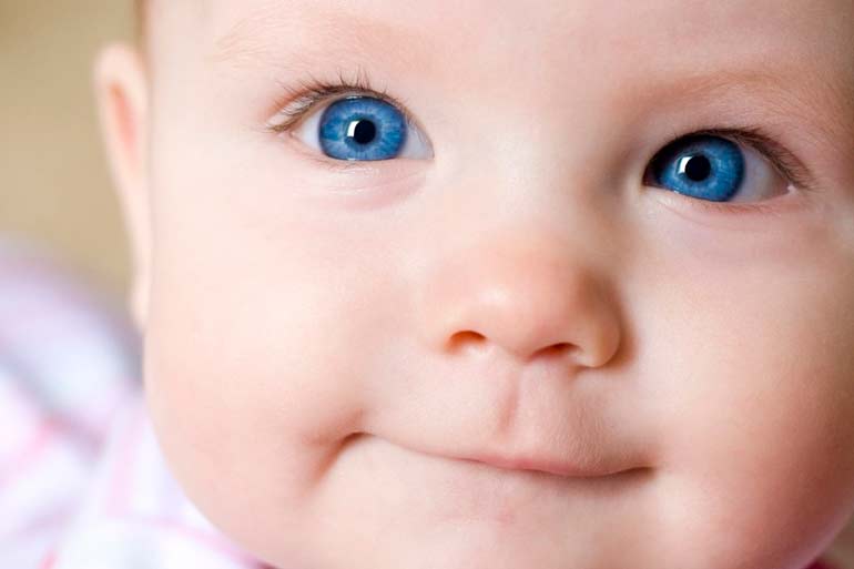 fysiologisk strabismus hos en nyfødt baby