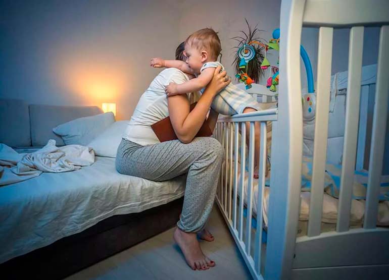 dormir le nouveau-né dans une chambre avec les parents